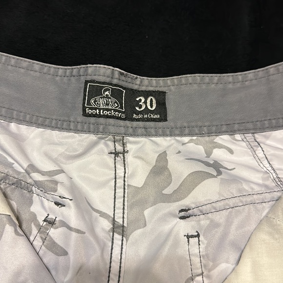 Foot Locker camo cargo shorts 30 - Picture 2 of 3